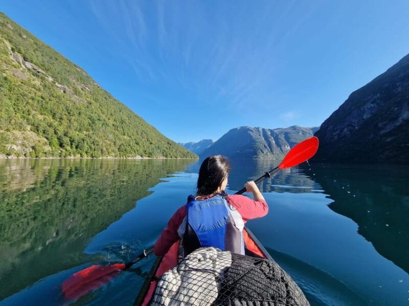 hellesylt-beginner-friendly-fjord-kayaking-experience