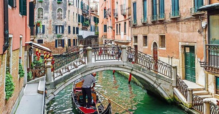 hidden-venice-grand-canal-walking-tour-and-gondola-ride