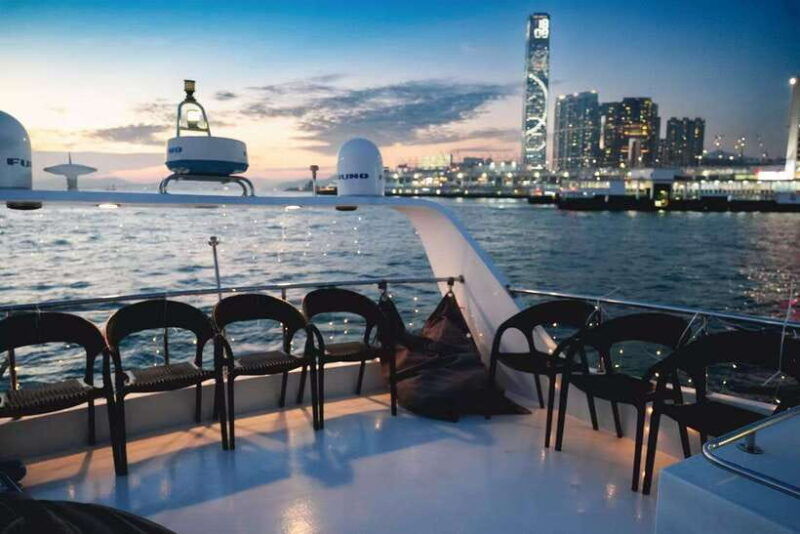 hk-victoria-harbor-tour-symphony-of-lights-free-drinks