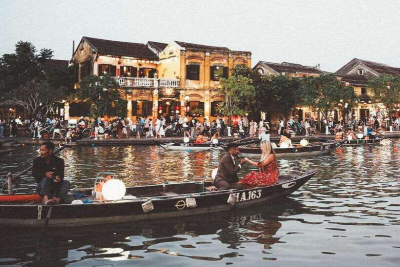 hoi-an-sunset-boat-proposal-couple-photoshoot-tour