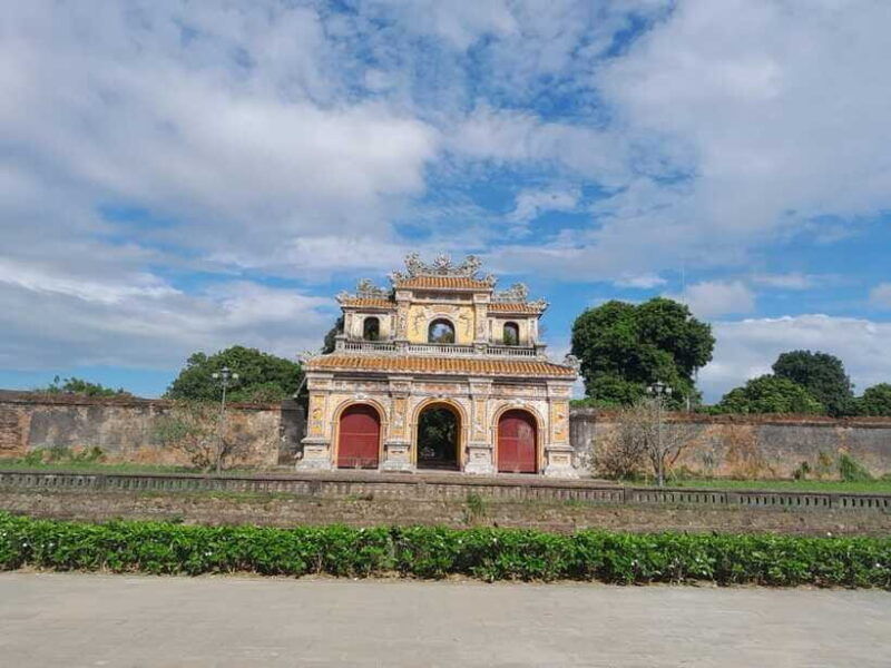 hue-city-tour-half-day-by-private-car-dragon-boat