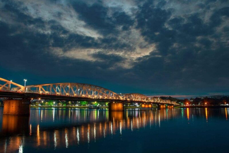 hue-night-walking-and-street-food-tour