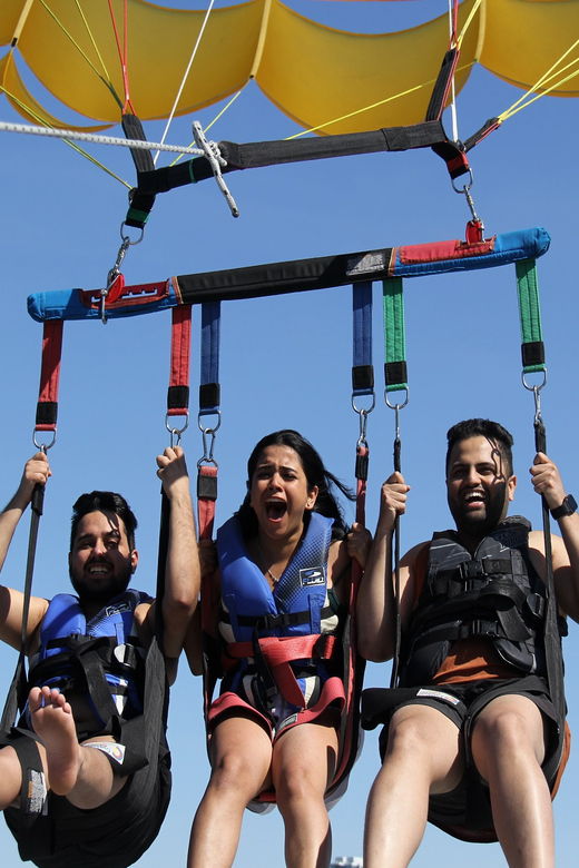 kelowna-okanagan-lake-parasailing
