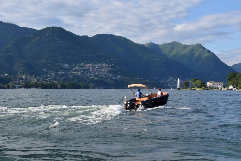 lake-como-boat-ride-with-an-elegant-black-boat