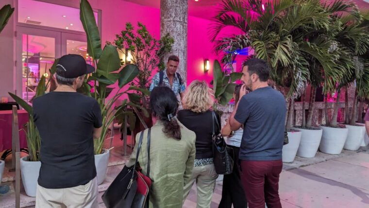 miami-beach-bar-tour-art-deco-neon-lights-with-historian