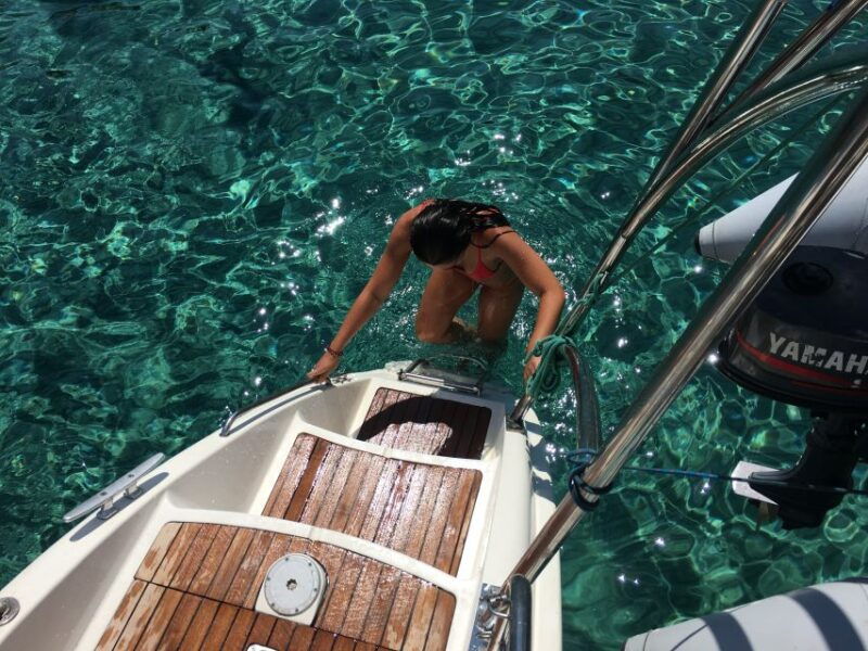 milos-half-day-morning-catamaran-cruise-to-kleftiko