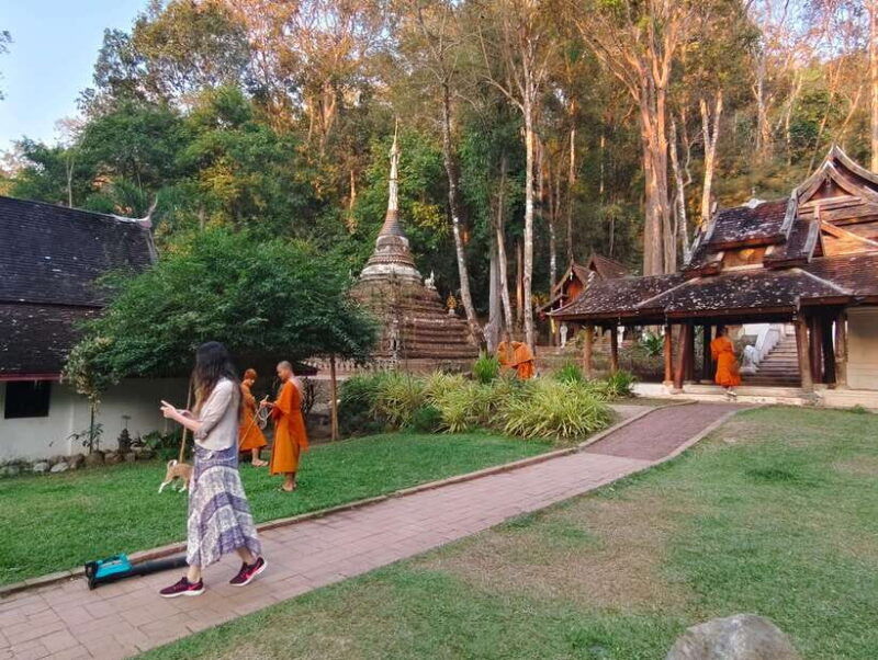 monk-trails-hike-wat-phalat-monk-chanting-wat-doi-suthep
