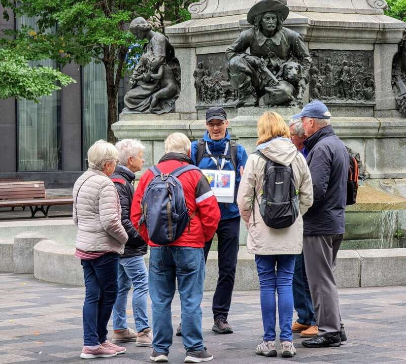 montreal-explore-old-montreal-small-group-walking-tour