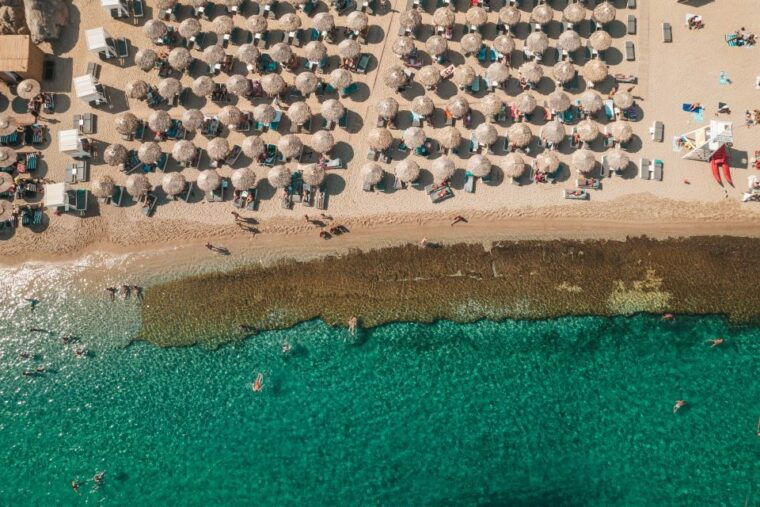 mykonos-super-paradise-beach-with-sunbed-at-thalas-mykonos