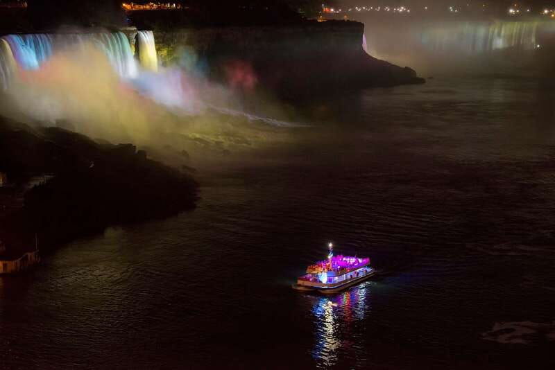 niagara-falls-canada-evening-fireworks-cruise