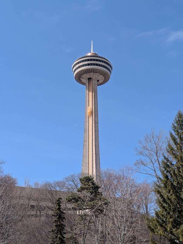 niagara-falls-guided-bus-tour-w-boat-behind-falls-tower