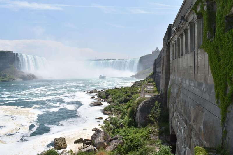 niagara-falls-tour-from-toronto-with-boat-behind-the-falls