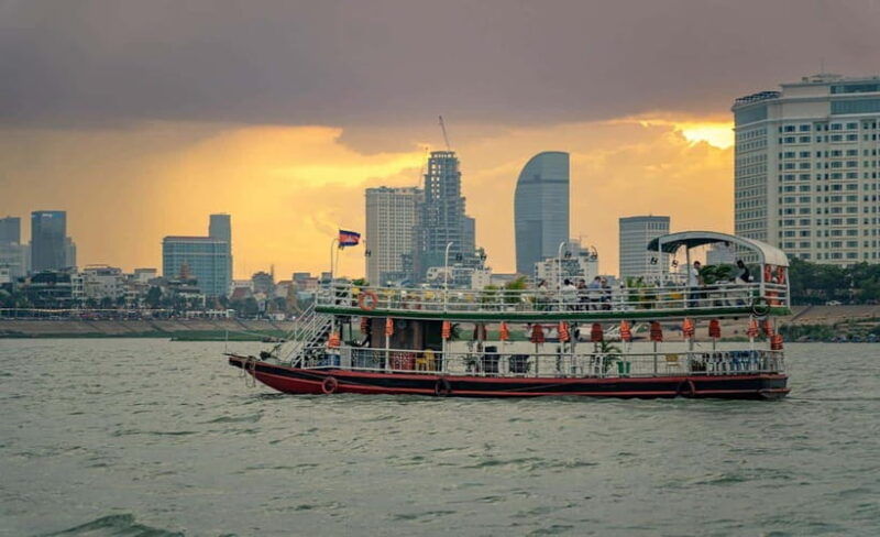 phnom-penh-bike-boat-guided-tour-included-snacks-beers