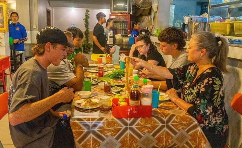 phnom-penh-night-foodie-tour-by-tuk-tuk-with-drinks