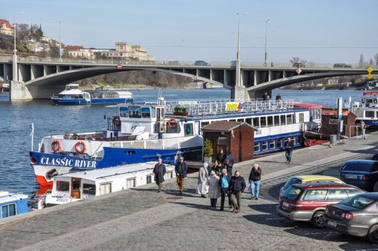 prague-panoramic-vltava-river-cruise