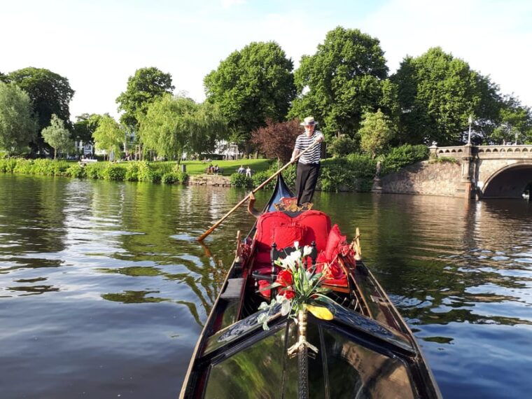 private-alster-lake-romantic-tour-in-a-real-venetian-gondola