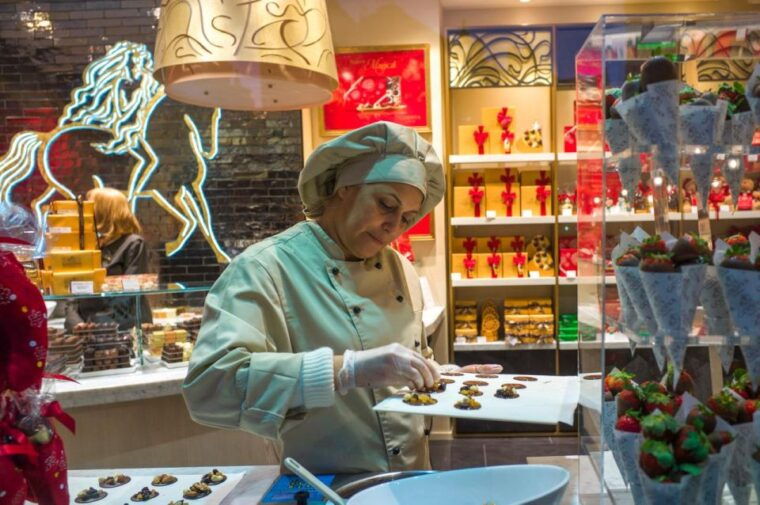 private-guided-tour-of-bruges-iconic-sites-chocolate