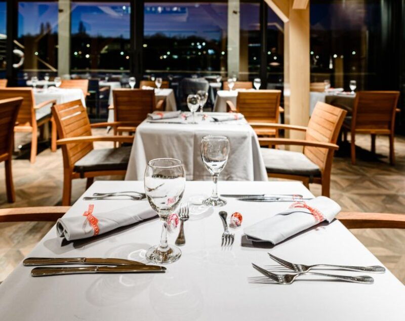 romantic-dinner-on-a-standing-boat-restaurant-for-2-person