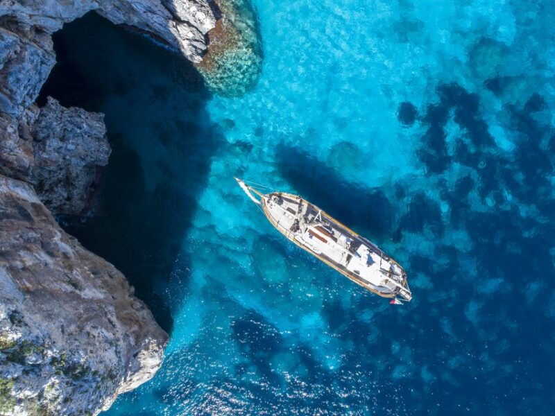sailing-ship-in-exclusive-tour-around-the-gulf-of-orosei