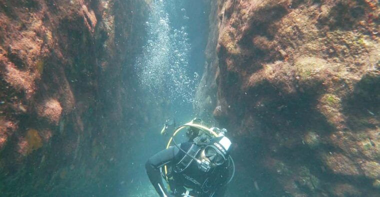 scuba-diving-in-the-volcanic-caldera-shorelines-of-santorini