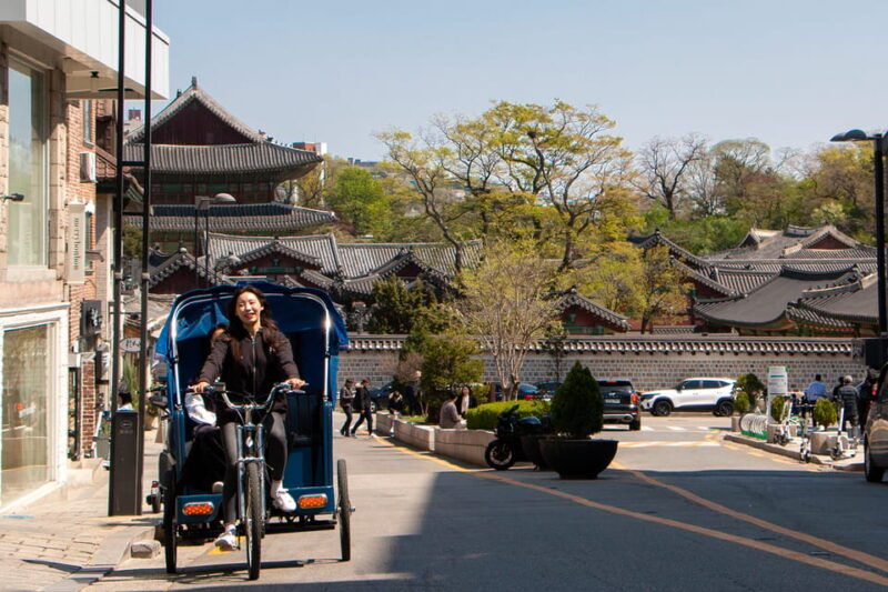 seoul-bukchon-hanok-village-pedicab-tour