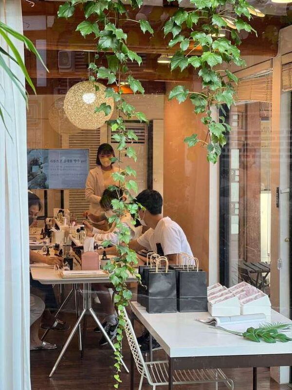 seoul-create-your-own-natural-perfume-with-a-perfumer
