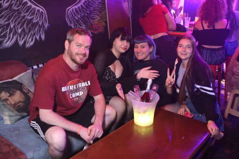seoul-itaewon-hipster-street-premium-pub-crawl-drag-show