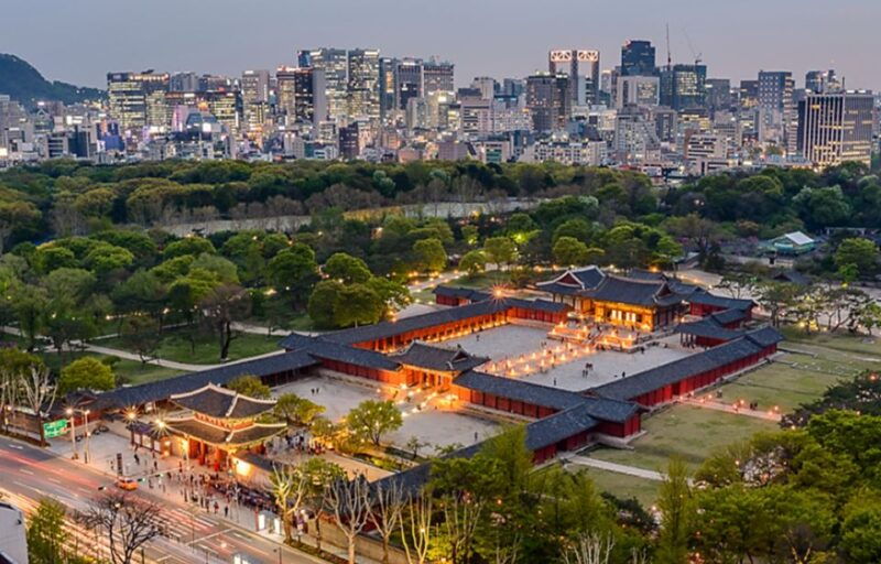 seoul-nighttime-tour-of-palace-market-naksan-park-more