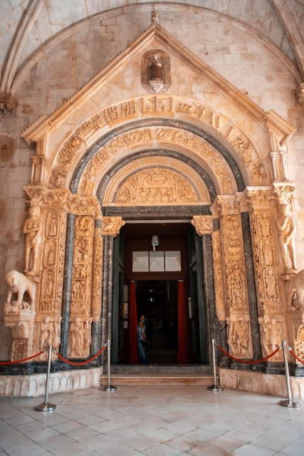 split-private-tour-to-salona-vitturi-castle-and-trogir
