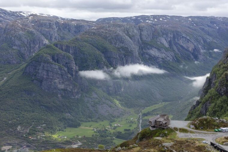 stavanger-kjerag-summer-hike-with-packed-lunch