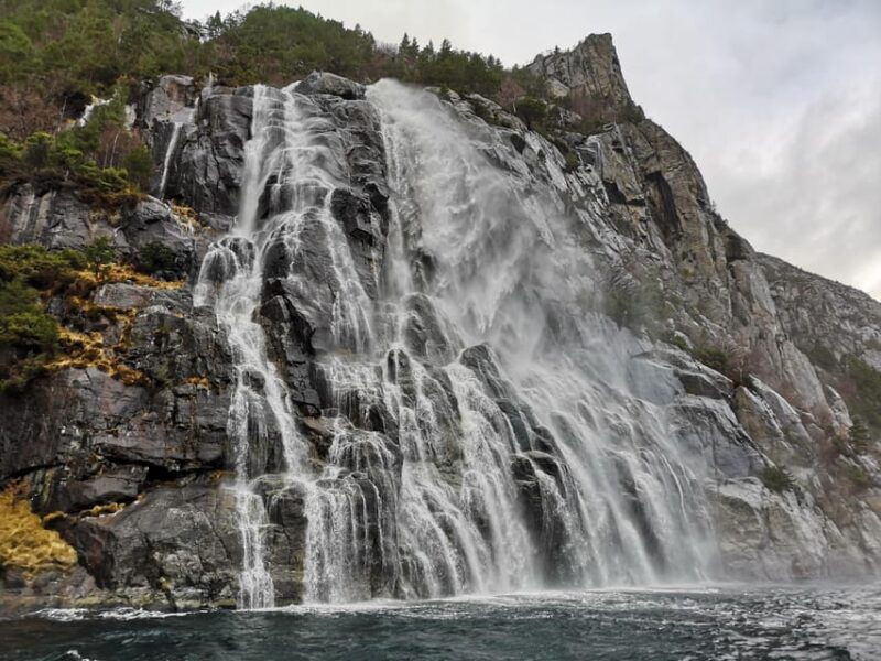 stavangerlysefjord-cruise-to-preikestolen-and-vagabond-cave