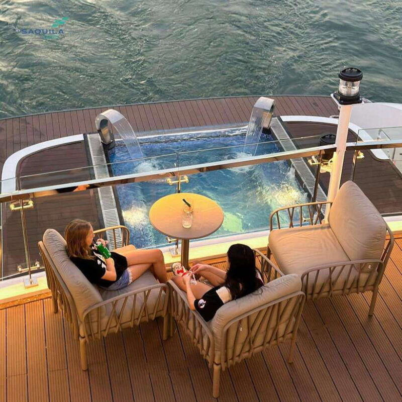 sunset-dining-harmony-performance-on-halong-saquila-yacht