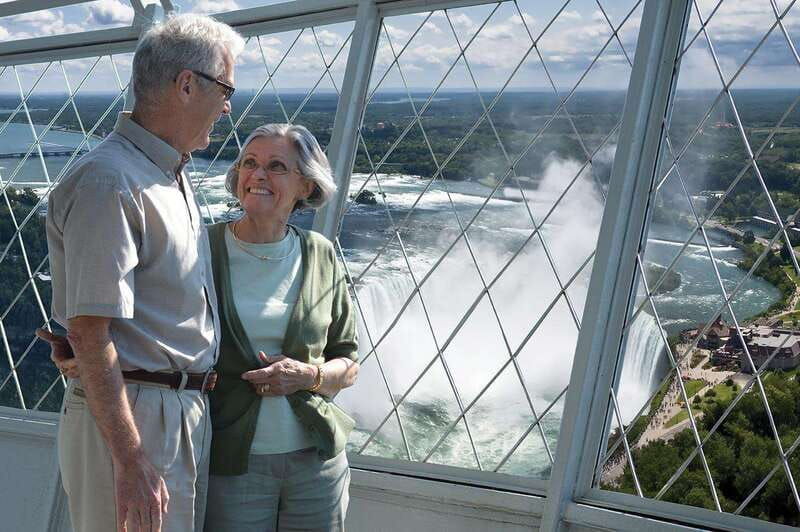 toronto-niagara-falls-tour-with-boat-behind-falls-tower-2