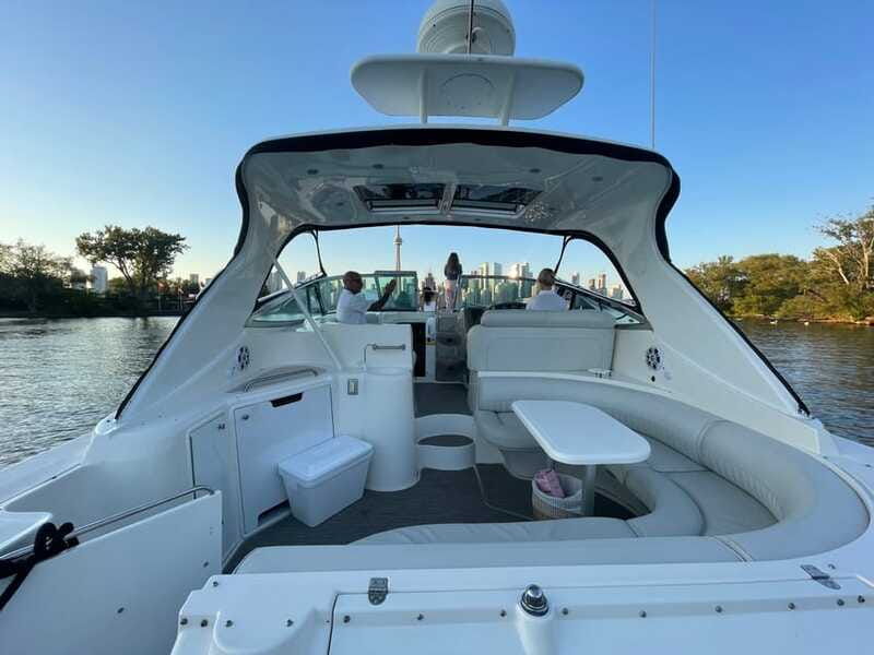 toronto-private-luxury-yacht-sightseeing-cruise-prosecco