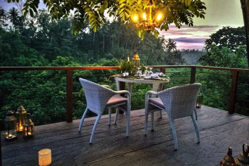 ubud-romantic-dinner-on-a-forest-tree-deck