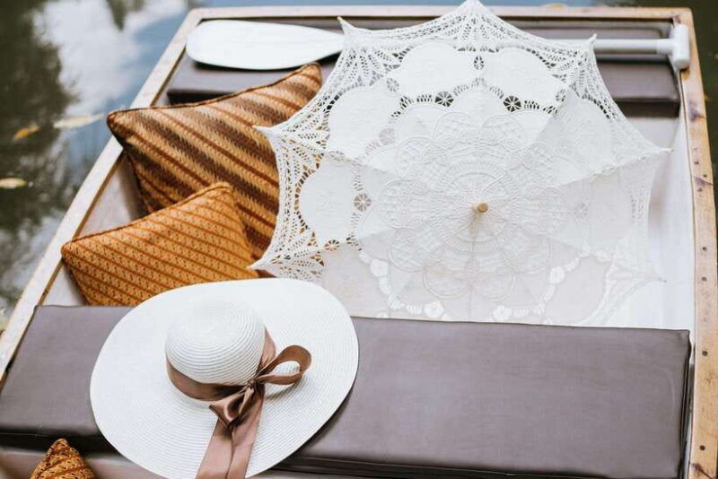 ubud-romantic-picnic-on-a-wooden-boat-with-sparkling-wine