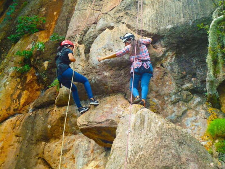 valle-de-bravo-rappel-over-a-viewpoint