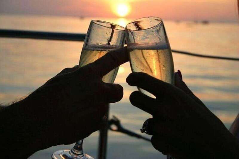 vancouver-sunset-boat-cruise-with-complementary-bubbly