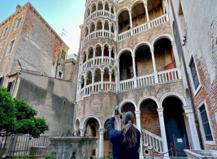 venice-st-marks-doges-palace-rialto-and-gondola-tour
