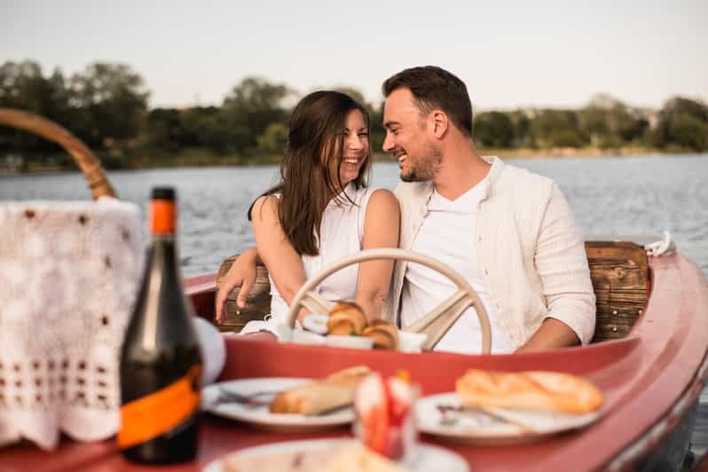 vienna-retro-boat-tour-on-the-danube-river-with-picnic