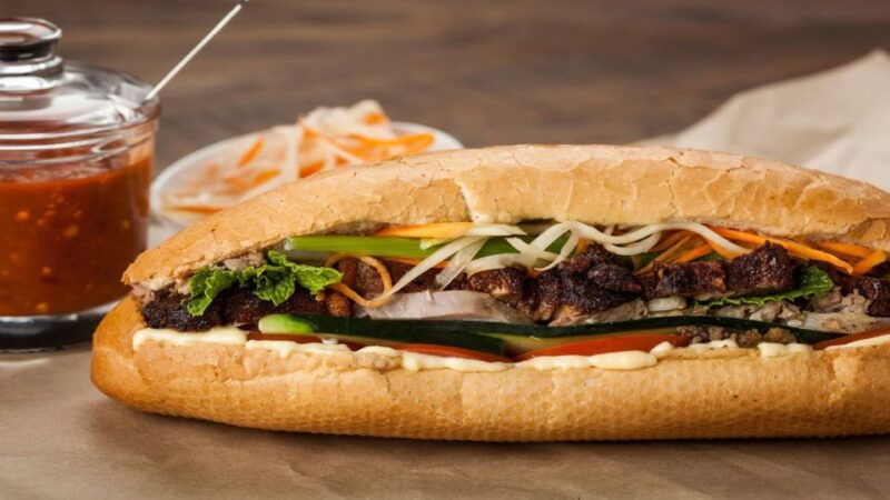 weekend-hanoi-night-market-street-food-tour