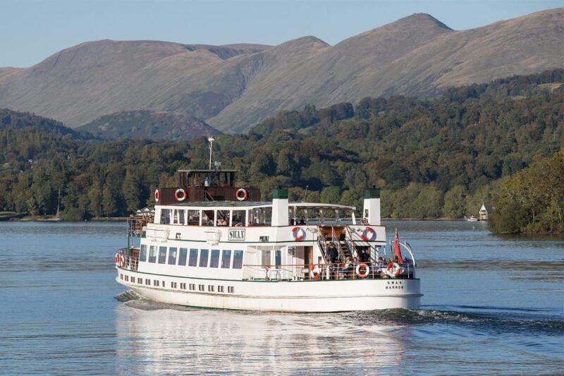 windermere-red-cruise-sail-between-bowness-and-ambleside