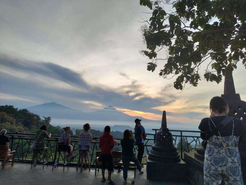 yogyakarta-sunrise-borobudur-prambanan-temple