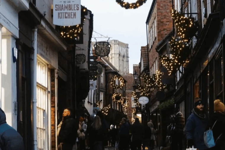 york-christmas-market-and-city-highlights-walking-tour