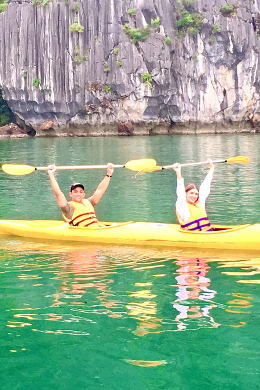 6-hours-ha-long-bay-group-toursung-sot-ti-top-kayaking