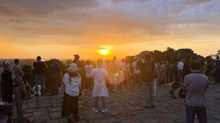 2-day-angkor-temple-treasures-and-unique-floating-lifestyle