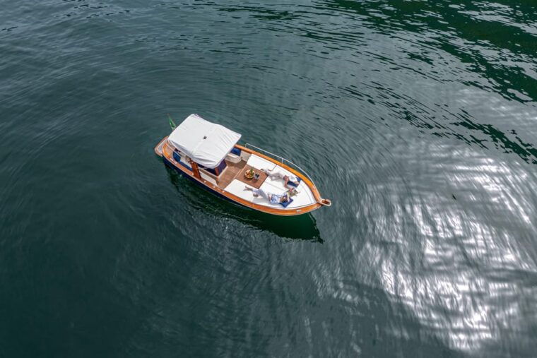 4-hours-private-boat-touron-como-lake-bellagio-wood-boat