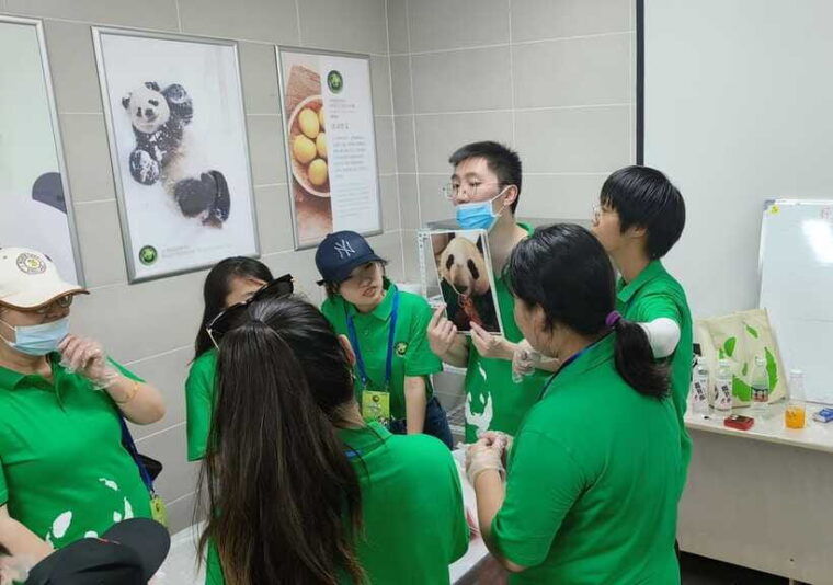 a-day-long-dream-tour-being-a-giant-panda-keeper%ef%bc%81