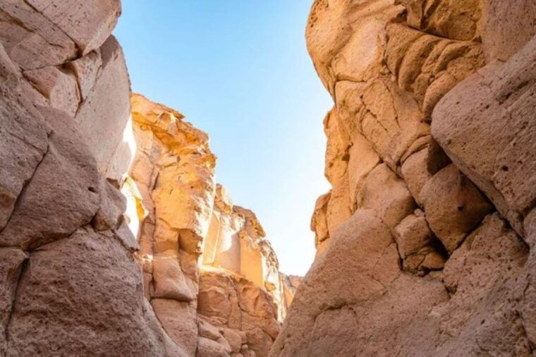 arequipa-sillar-route-and-petroglyphs-of-culebrillas
