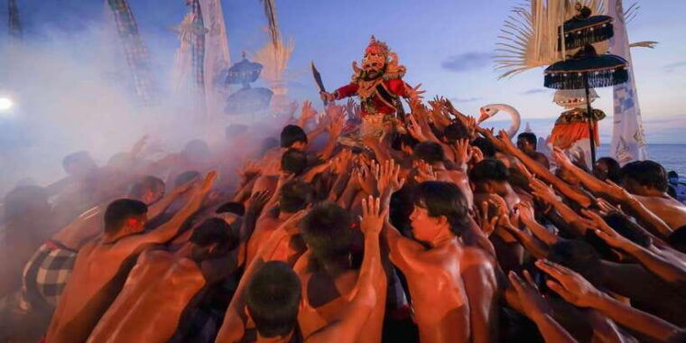 bali-gwk-beaches-kecak-dance